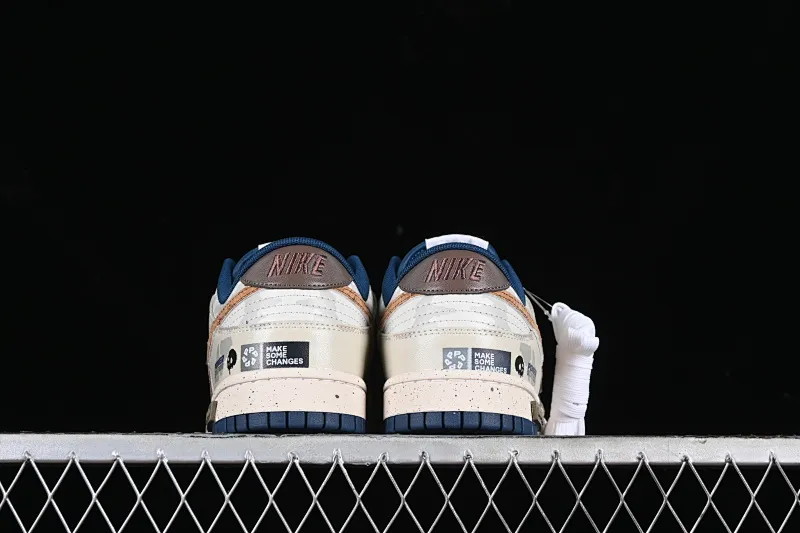 All Categories Nk SB Dunk Series Nk SB Dunk Low Low-top sneakers Nk SB Dunk Low Panda Prank Pioneer Knight-Survival Beige Brown SB strap low-top casual sneakers DD1391-400